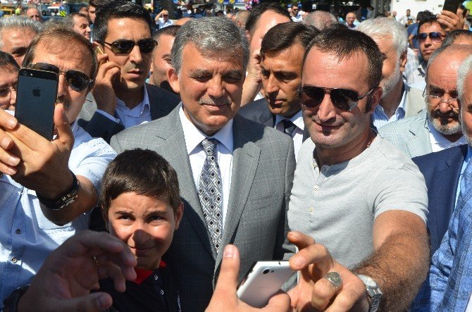 Abdullah Gül’e Cuma Namazı Sonrası Yoğun İlgi
