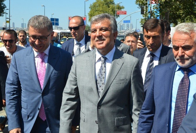 Abdullah Gül’e Cuma Namazı Sonrası Yoğun İlgi