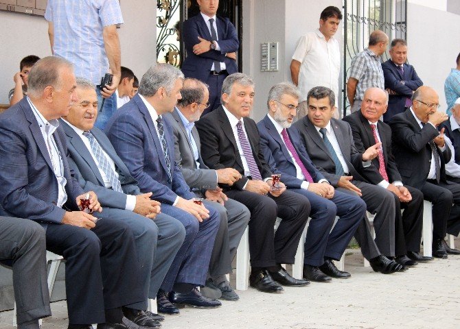Ak Parti Eski Milletvekili Salih Kapusuz’un Annesi Toprağa Verildi