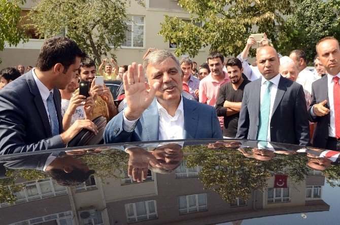 Abdullah Gül Cami Çıkışı Alkışlarla Uğurlandı
