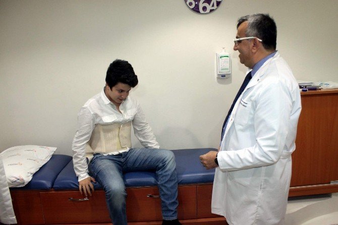 Okul Çantası Yüzünden Fıtık Olan 12 Yaşındaki Öğrenciye Operasyon