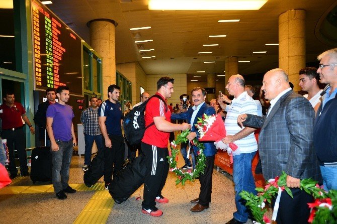 Şampiyon, Yurda Döndü…
