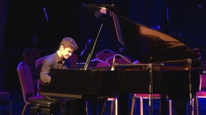 Suriyeli Sığınmacı Piyanist Kocaeli’de Konser Verdi