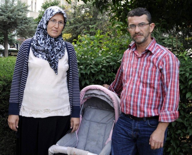 Çocuğu Ölmesin Diye Arabada Yaşıyor