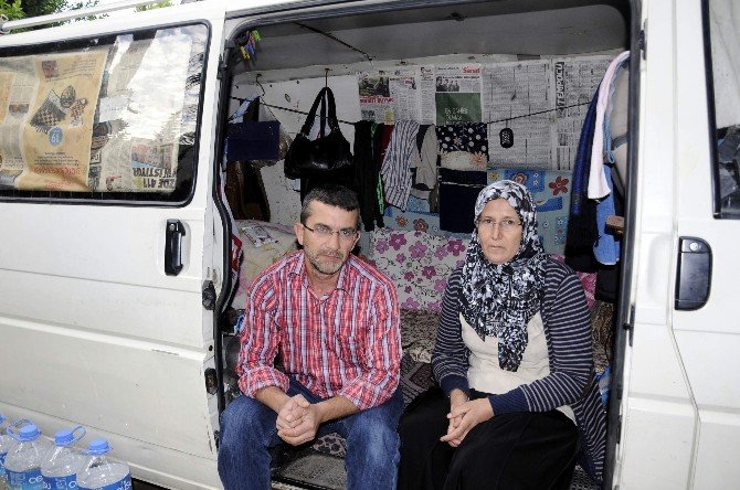 Çocuğu Ölmesin Diye Arabada Yaşıyor