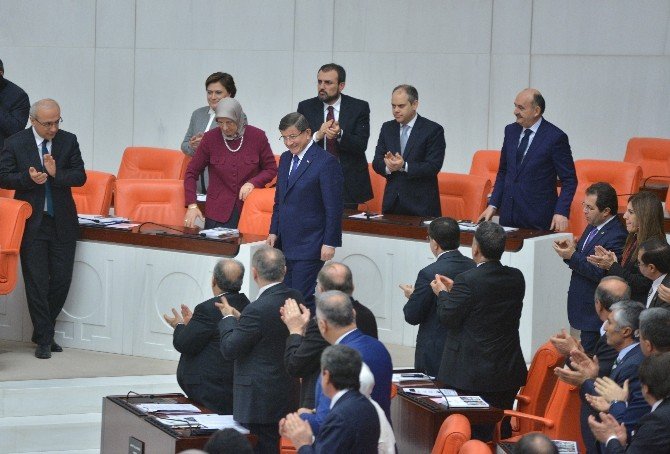 Başbakan Davutoğlu Alkışlarla Karşılandı