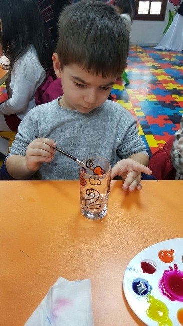 Çocuklar Bardak Süslemeyi Öğrenecek