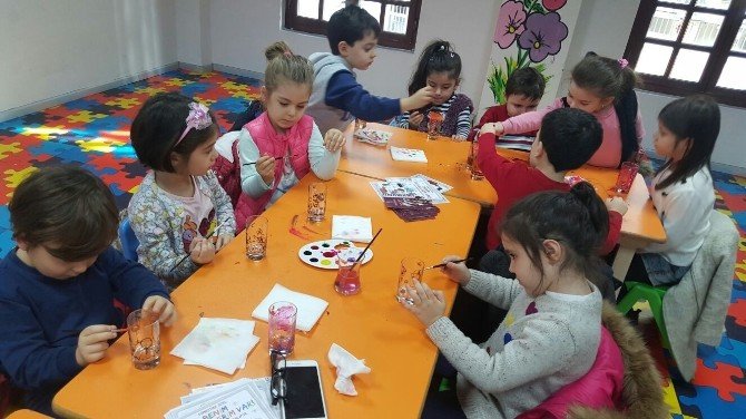 Çocuklar Bardak Süslemeyi Öğrenecek