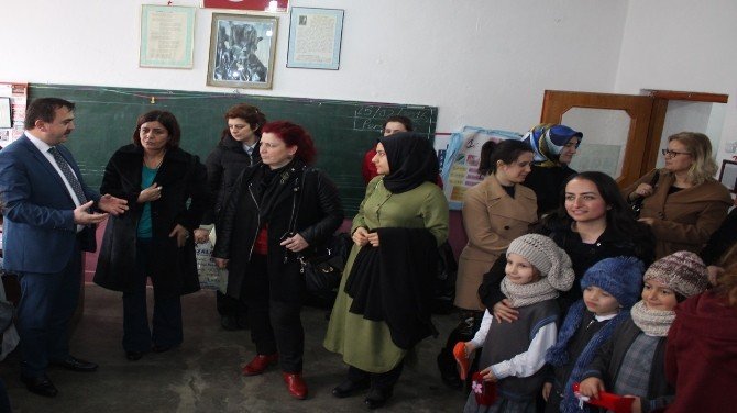 Üniversiteli Ablaları Minik Öğrencilere Atkı Ve Bere Ördü