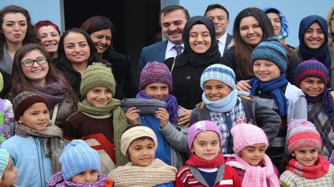 Üniversiteli Ablaları Minik Öğrencilere Atkı Ve Bere Ördü