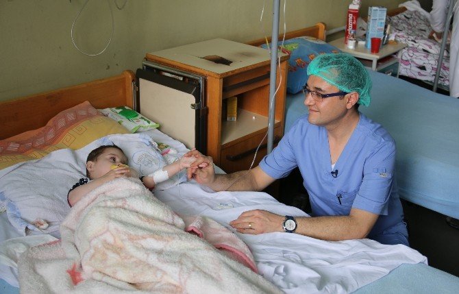 Türk Doktor Kosovalı Çocuk Hastaların Umudu Oldu