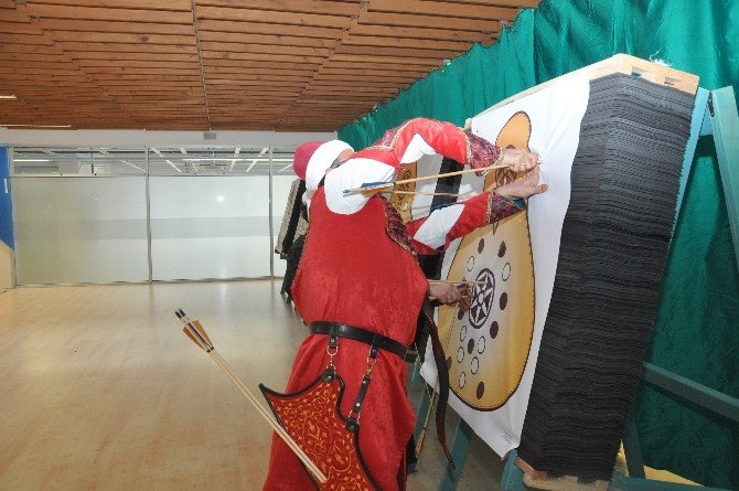 Geleneksel Okçular Yaylarını Birincilik İçin Gerdi