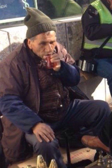 Hayatını Kaybeden Ayakkabı Boyacısı İçin Esnaf Helva Dağıttı