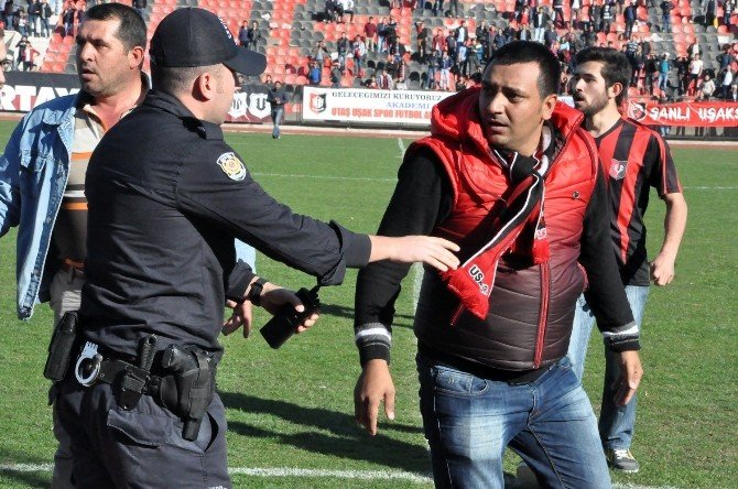 Maç Sonrası Saha Savaş Alanına Döndü