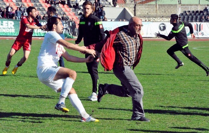 Maç Sonrası Saha Savaş Alanına Döndü