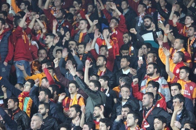 Galatasaray Taraftarı Mustafa Denizli’yi İstifaya Çağırdı