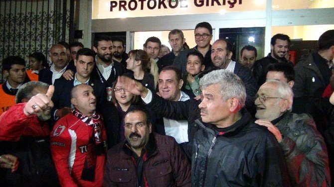 Maç Çıkışı Başkan Kızıl’a, Davul Zurnalı Galibiyet Kutlaması