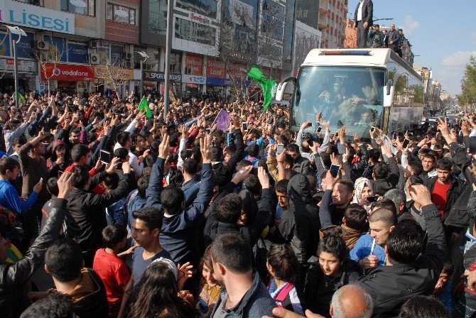 Demirtaş: "Çatışmalar Dursun, Silahlar Sussun"