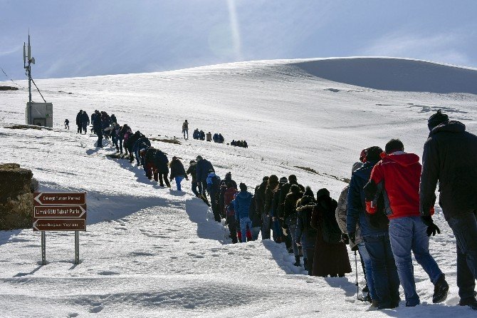 Yüzlerce Üniversite Öğrencisi Zigana Dağı’nda Stres Attı