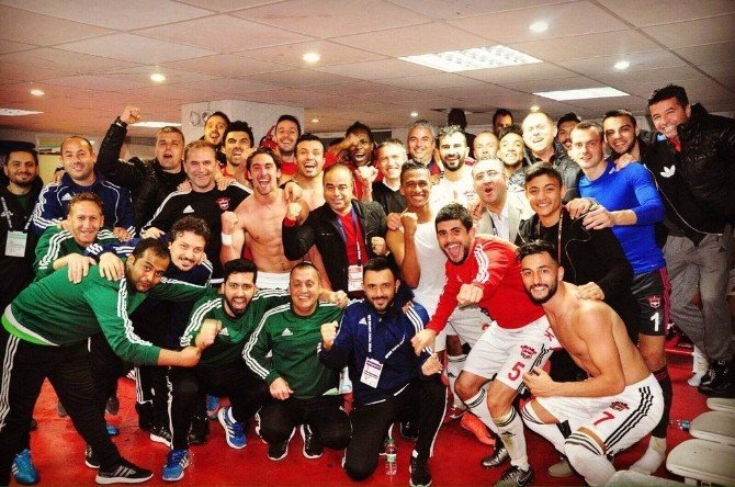 Gaziantepsporlu Oyunculardan Selfili Galibiyet Kutlaması