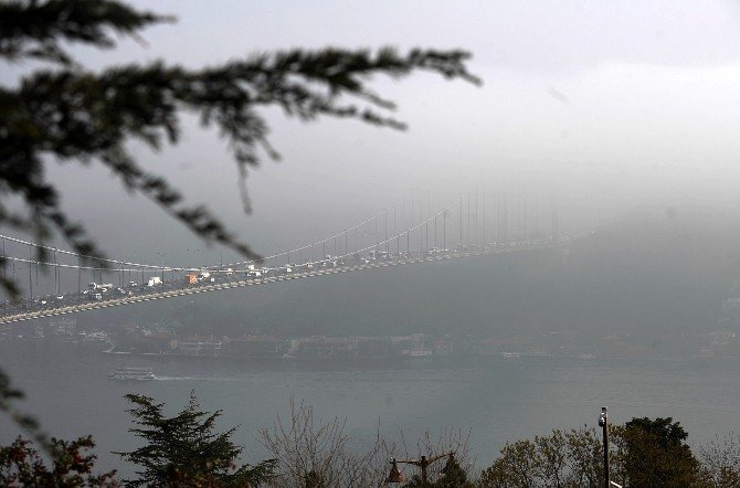 İstanbul Boğazı’ndaki Köprüler Yoğun Sis Nedeniyle Adeta Kayboldu