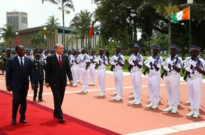 Erdoğan Fildişi Sahili Devlet Başkanı Tarafından Resmi Törenle Karşılandı