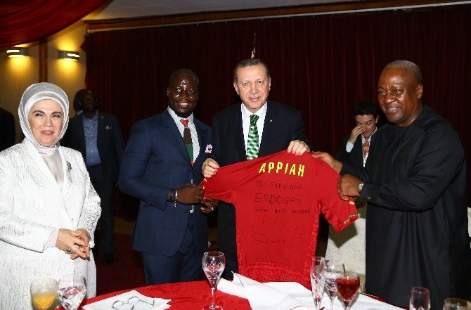 Cumhurbaşkanı Erdoğan’a Eski Fenerbahçeli Futbolcudan Forma Hediyesi