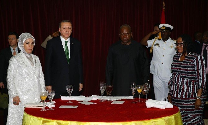 Cumhurbaşkanı Erdoğan’a Eski Fenerbahçeli Futbolcudan Forma Hediyesi