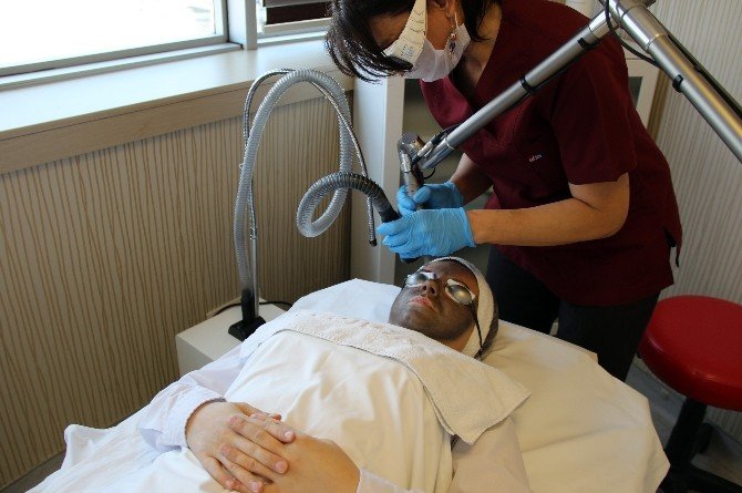 Yüzdeki Cilt Lekelerinden Ağrısız Kurtulun