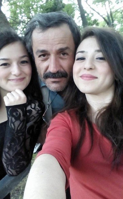 Gözü Yaşlı Aile, Bir Haftadır Kayıp Kızlarını Arıyor