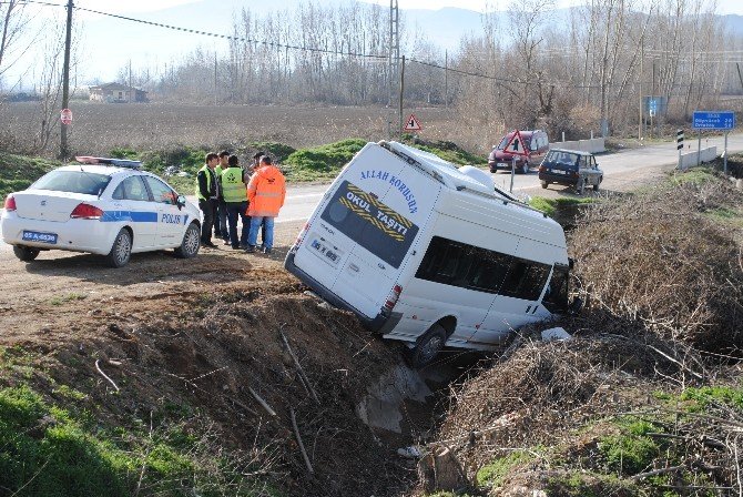 Amasya’da İşçileri Taşıyan Minibüsle Otomobil Çarpıştı: 4 Yaralı