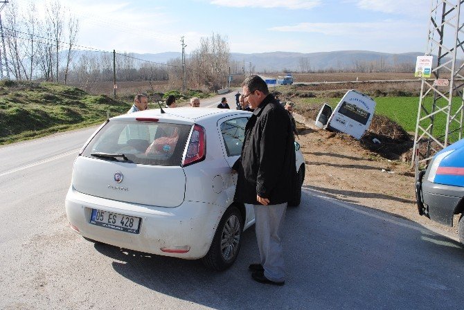Amasya’da İşçileri Taşıyan Minibüsle Otomobil Çarpıştı: 4 Yaralı