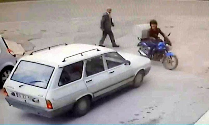 Otomobil Motosiklete Çarptı: 1 Yaralı