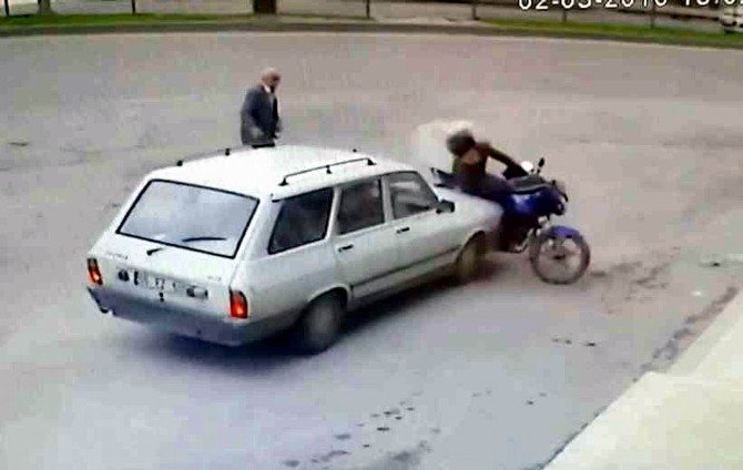 Otomobil Motosiklete Çarptı: 1 Yaralı