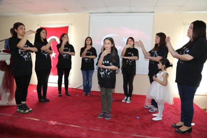 İşaret Dili İle İstiklal Marşı Duygulandırdı