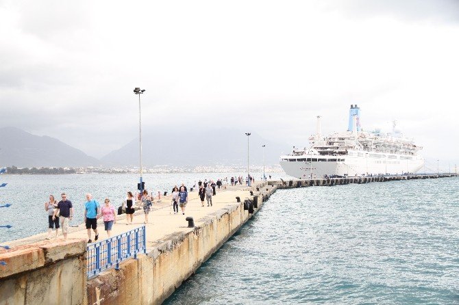 Alanya, Kruvaziyer Sezonunu İngiliz Turistlerle Açtı
