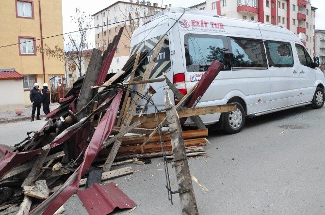 Sivas’ta Şiddetli Rüzgar Çatıyı Yerinden Söktü