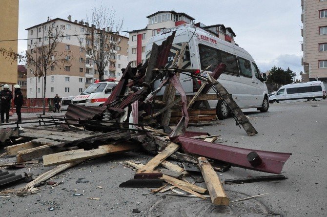 Sivas’ta Şiddetli Rüzgar Çatıyı Yerinden Söktü