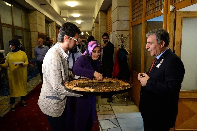 Ak Parti’li Vekilden Gazetecilere Afyon Böreği İkramı