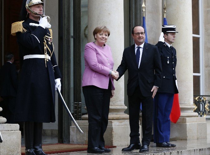 Merkel, Mülteci Krizini Görüşmek Üzere Elysee Sarayı’na Geldi