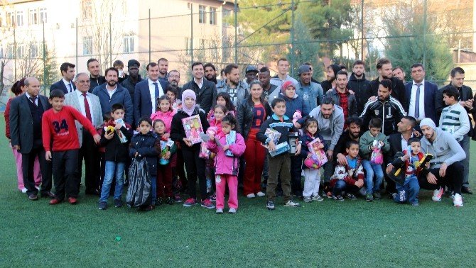 Gaziantep B.ş.b. Oyuncuları Çocuk Esirgeme Kurumuna Ziyaret