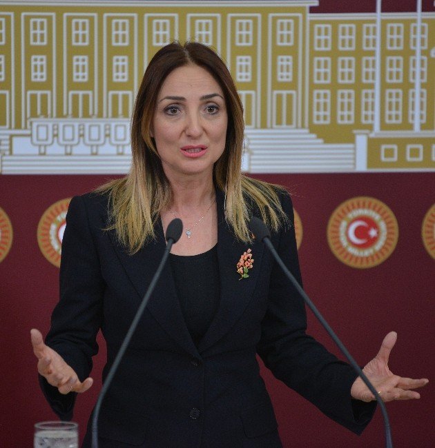 Aylin Nazlıaka: “Yüreğim Yanıyor”
