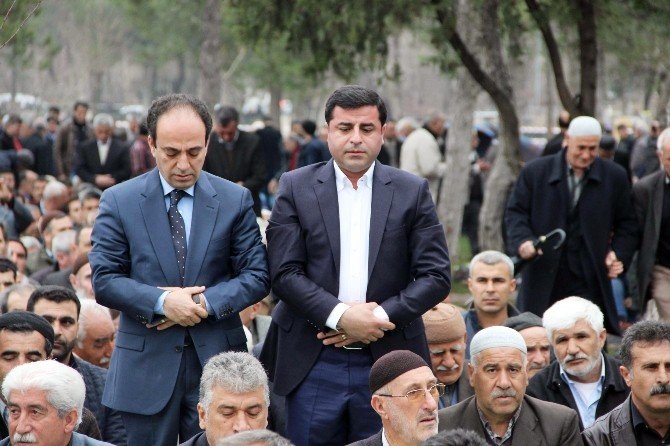 Demirtaş Ve 2 Bin Hdp’li Parkta Cuma Namazı Kıldı