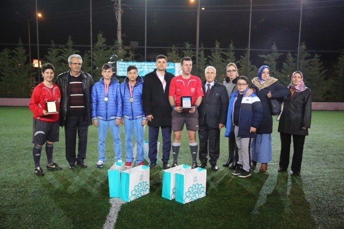 Fuat Sakarya Halı Saha Turnuvası’nda Dostluk Kazandı
