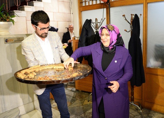 Ak Parti’li Vekilden Gazetecilere Afyon Böreği İkramı