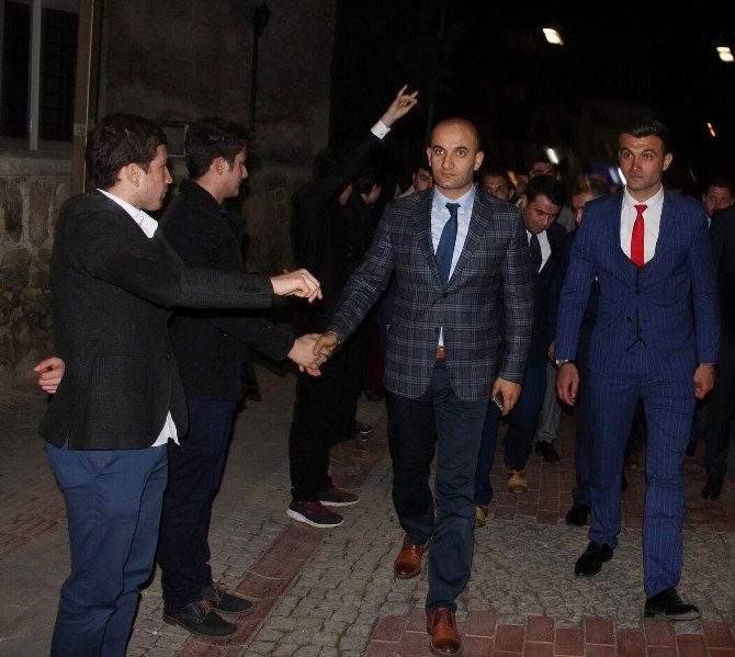 Kılavuz:"ağabeylerimiz Türk-islam Davası İçin Şehit Oldu"