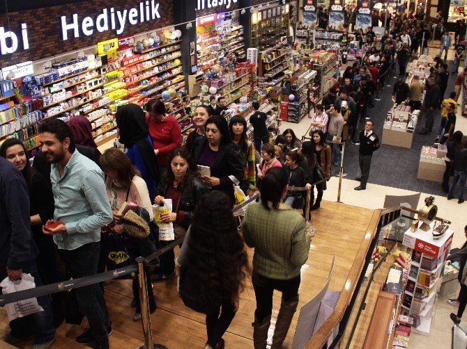 Adana’da Orhan Pamuk’a Büyük İlgi