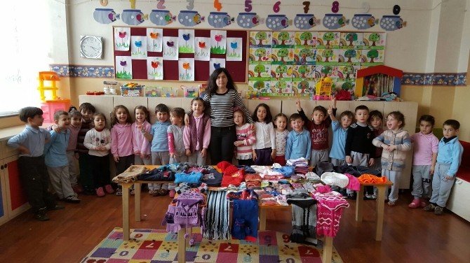 Sakaryalı Minikler, Ağrılı Kardeşlerine Kışlık Giyecek Gönderdi