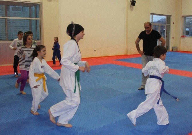 Küçük Çocuklara Savunma Sporu Öğretecek