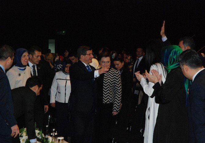 Başbakan Davutoğlu’ndan Erkeklere Çağrı: “Kadınlarımızın Onuruna Sahip Çıkın”